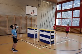 Les élèves ont tenté de pratiquer divers sports avec des lunettes leur floutant la vue ou avec des bandeaux devant les yeux